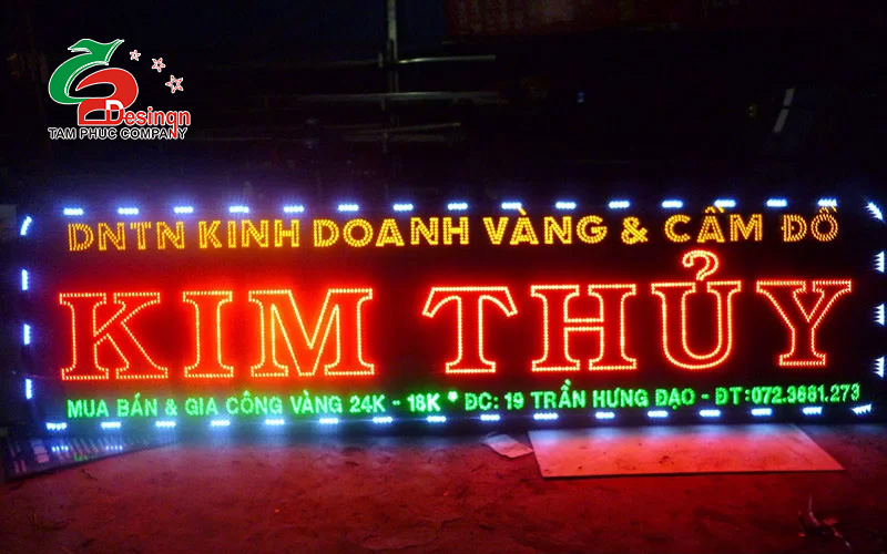 Bảng hiệu được gắn đèn LED dễ dàng thu hút sự chú ý của mọi người